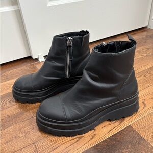 Forever 21 Black Platform Ankle Boots with Side Zip Size US Women 9 / EUR 40